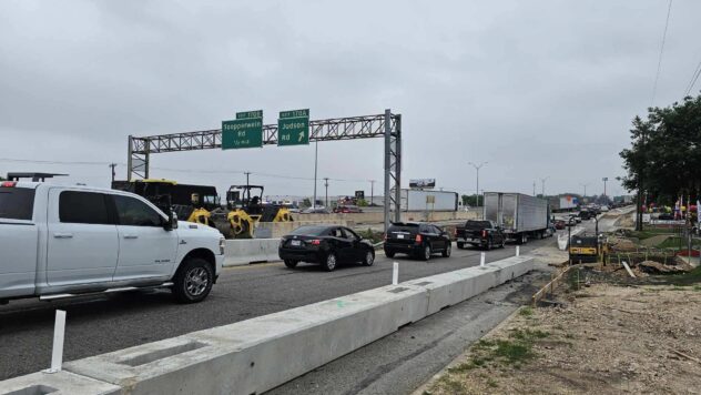 Power line snaps on I-35, injuring SAPD officer, officials say