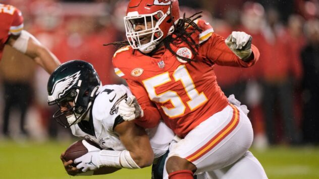 Reports: Chiefs DE Danna back with $24M deal