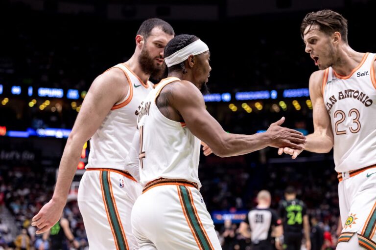 Shorthanded Spurs show stellar teamwork in close win over Pelicans