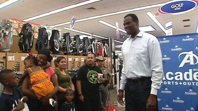 Spurs legend David Robinson to be inducted into Texas Business Hall Of Fame