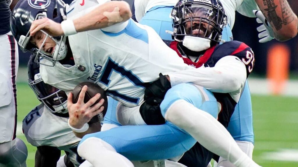 Texans re-sign DE Derek Barnett, LB Neville Hewitt