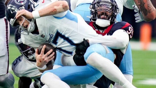 Texans re-sign DE Derek Barnett, LB Neville Hewitt