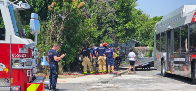 2 injured in crash between VIA bus, another vehicle near downtown, SAFD says