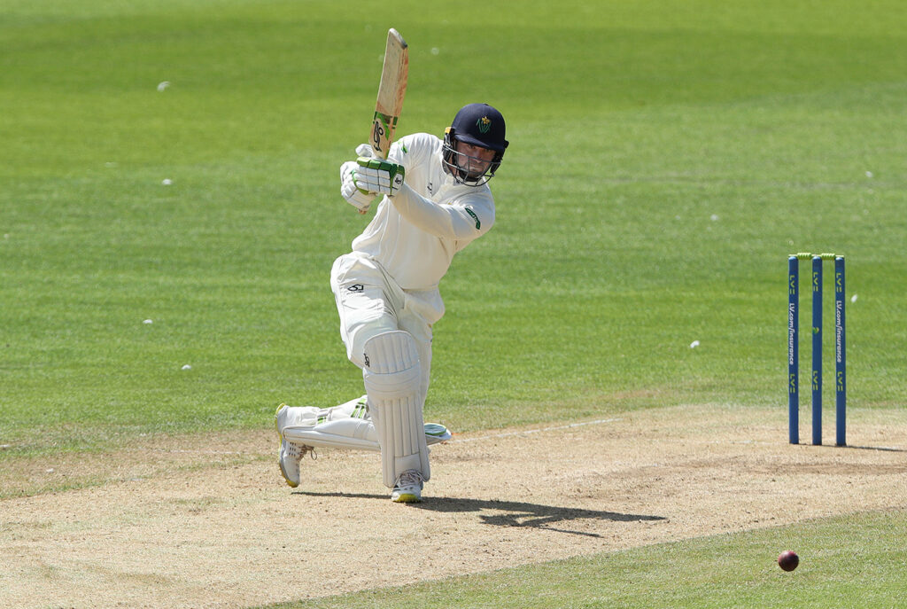 Eddie Byrom, Kiran Carlson cash in on inconsistent Leicestershire bowling