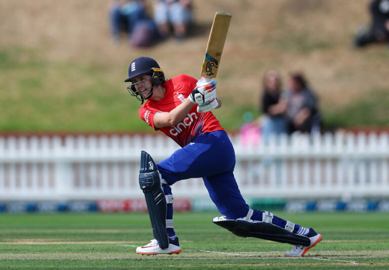 England bat, Nat Sciver-Brunt returns; Pakistan make three changes