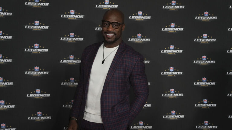 Former 49ers TE Vernon Davis not overthinking Hall of Fame chances