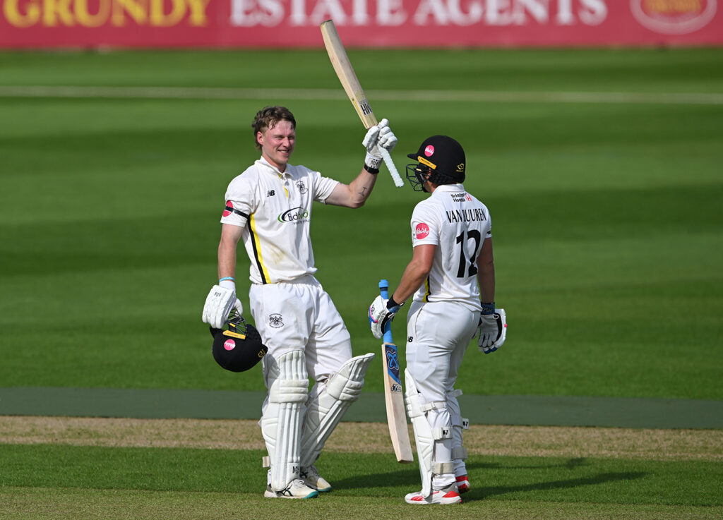 Hammond propels Gloucestershire with century