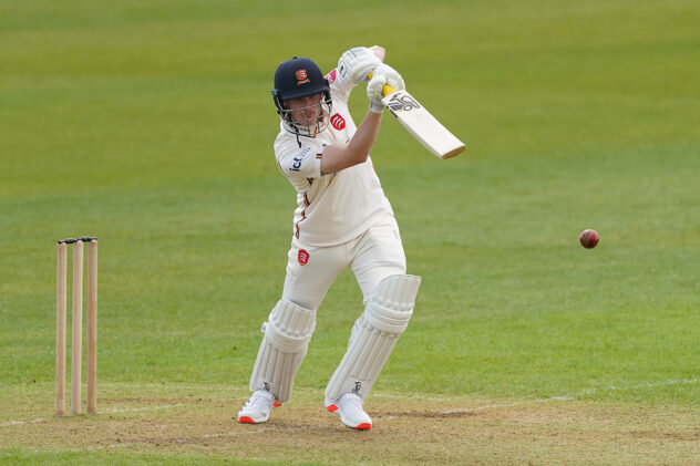 Jordan Cox, Matt Critchley put Essex on course for come-from-behind triumph