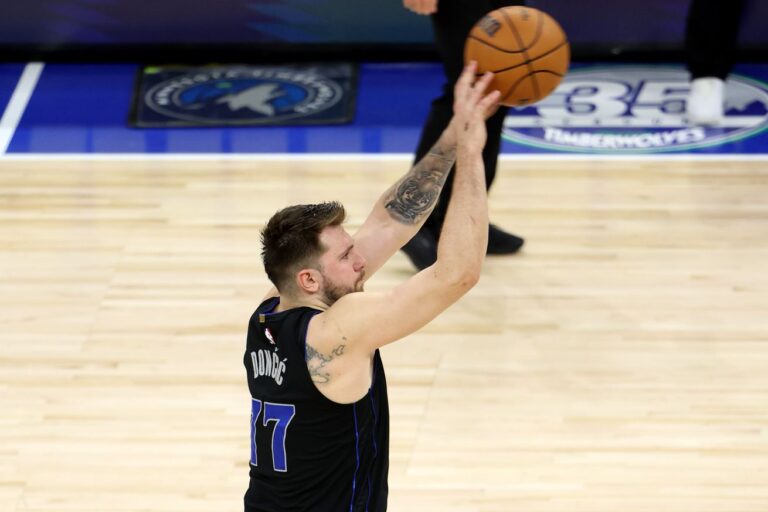 Mavericks complete comeback to stun Wolves 109-108