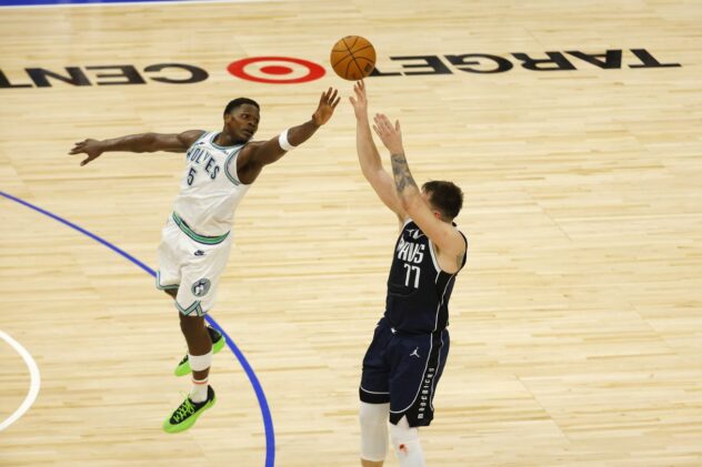 Mavericks keep composure down the stretch to win tight Game 1 over Wolves, 108-105