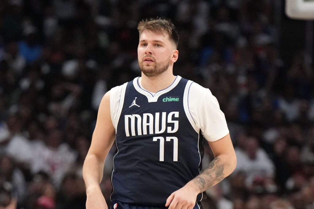 Mavericks take 3-2 series lead with crucial Game 5 win against the Clippers, 123-93