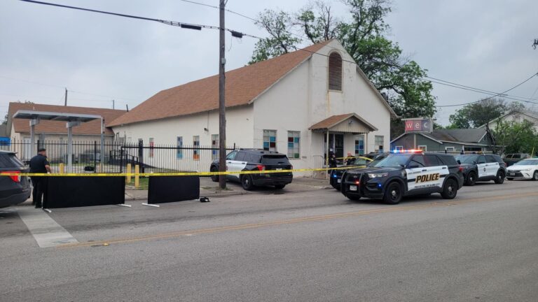 San Antonio police looking for bold criminal who killed man at busy intersection