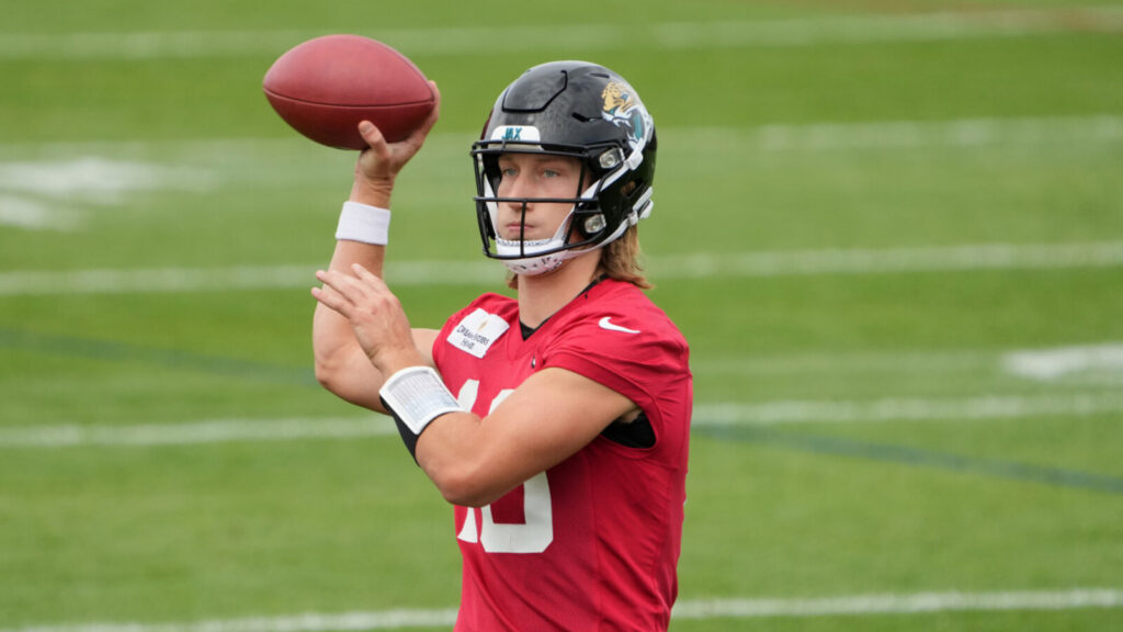 Trevor Lawrence's newest weapon makes an insane catch at Jacksonville Jaguars OTAs