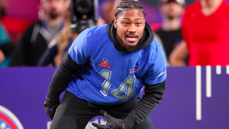 Houston Texans WR Stefon Diggs has a hilarious moment while working out that could have left him injured