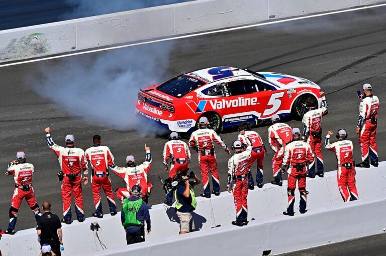 Jeff Gordon praises Larson as "one of the greats" after Sonoma charge