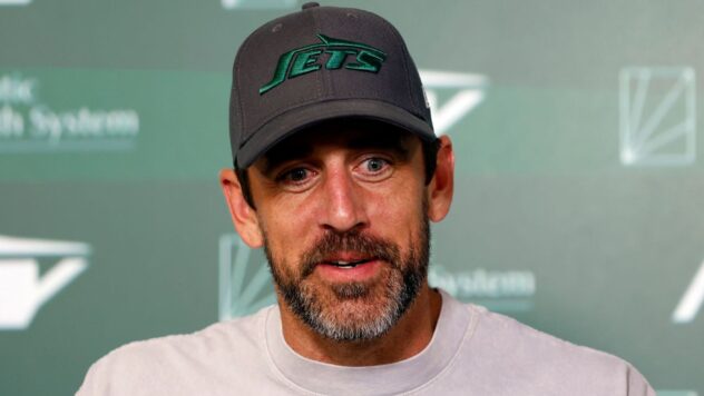 Jets QB Rodgers, DE Reddick not at minicamp