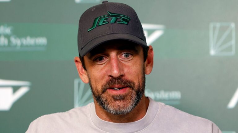 Jets QB Rodgers, DE Reddick not at minicamp
