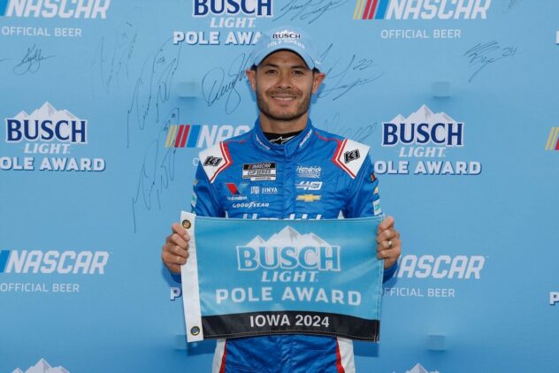 NASCAR Cup Iowa: Kyle Larson beats Ryan Blaney to pole