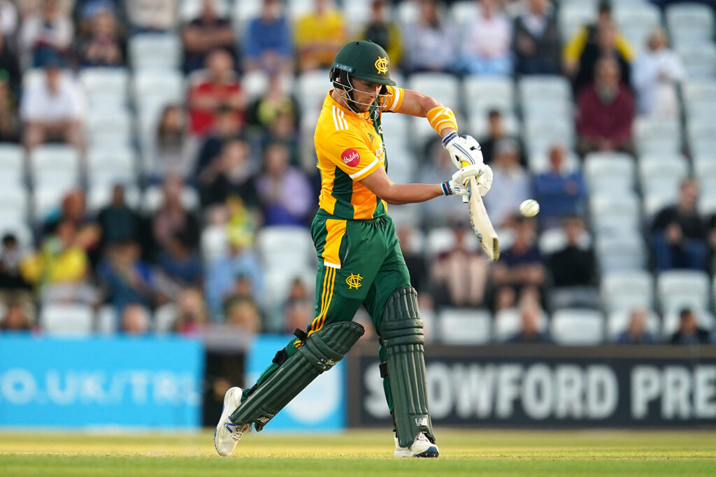 Notts squeeze out Derbyshire to keep faint hopes alive