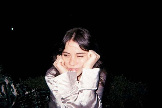 Watch Mabe Fratti’s Video for New Song “Enfrente”