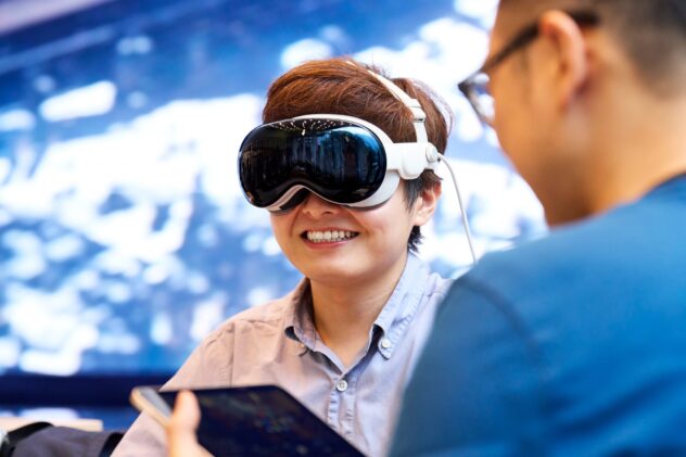 Apple Vision Pro In-Store Demos Now Use The More Comfortable Dual Loop Band