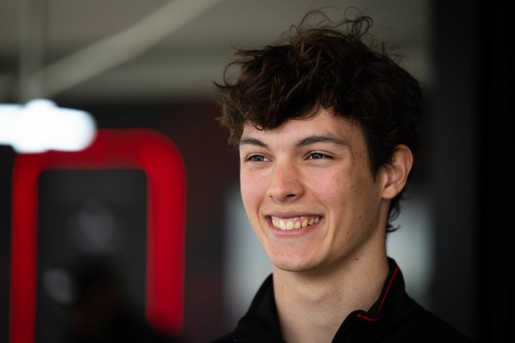 Bearman explains F1 race number choice, reveals “amazing” Hamilton video