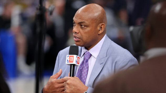 Charles Barkley roasts Cowboys before taking a picture with fan