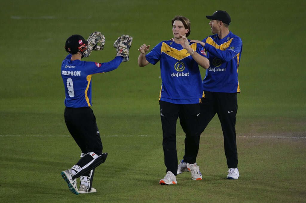 Coles fires Sussex to maintain push for knockouts