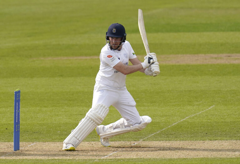 Liam Dawson turns up the heat to seal Hampshire's high-speed run-chase