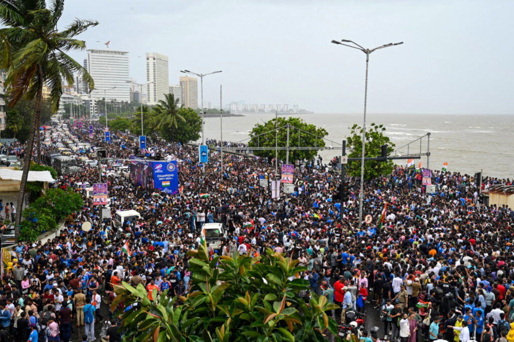 Massive crowds in and around Wankhede to greet Indian team
