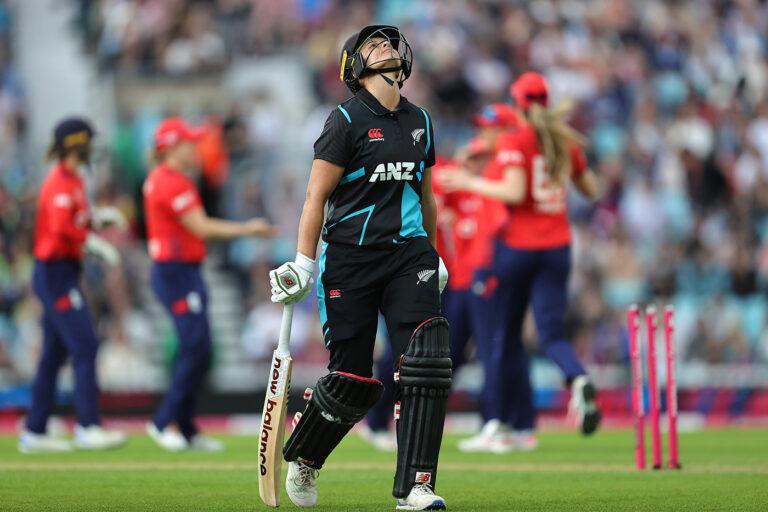 New Zealand collapse again as Sarah Glenn leads England to 4-0 lead