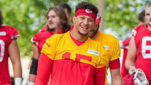 Patrick Mahomes' trainer, teammate respond to Raiders' Kermit the Frog dig