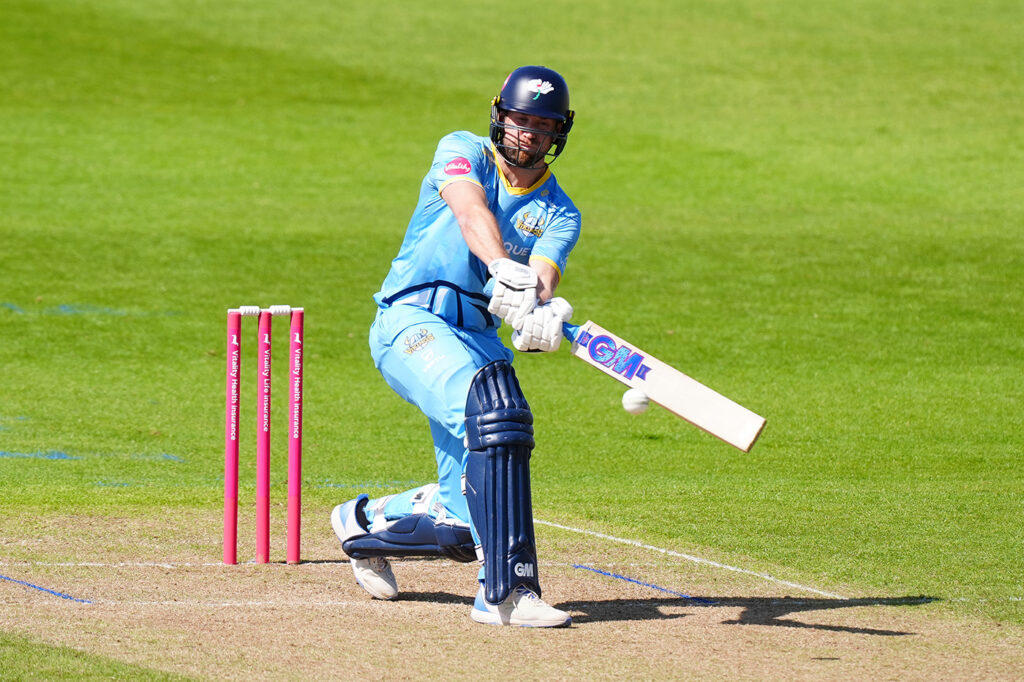 Yorkshire haul in 206 target through late Malan-Thompson blitz