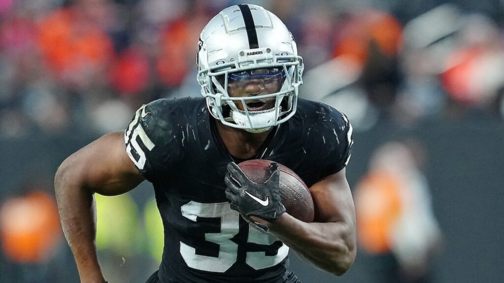 Zamir White shows off massive physique in Las Vegas Raiders weight room