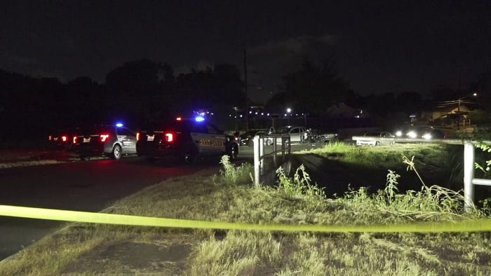 34-year-old man shoots 2 suspects who attempted to rob him, SAPD says