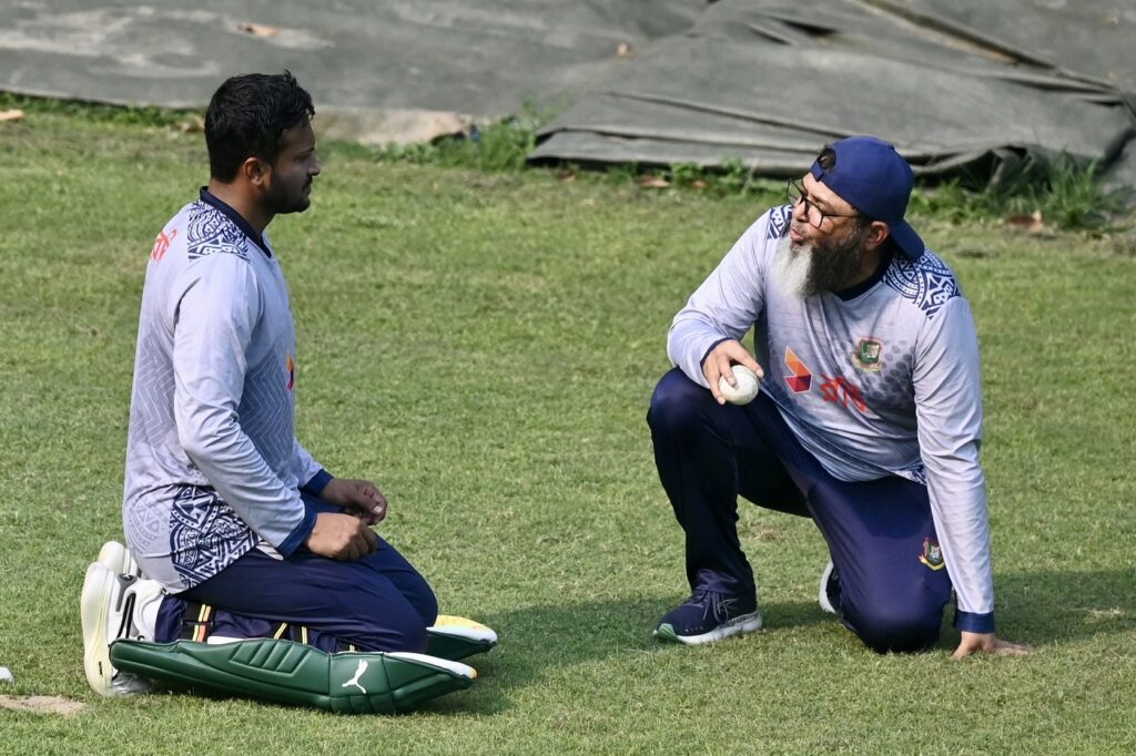 Mushtaq praises Shakib and Mushfiqur for creating a positive atmosphere