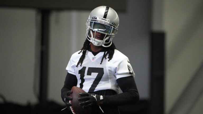Raiders' Davante Adams showed up to open practice and looked like he hadn't missed a beat with huge TD play