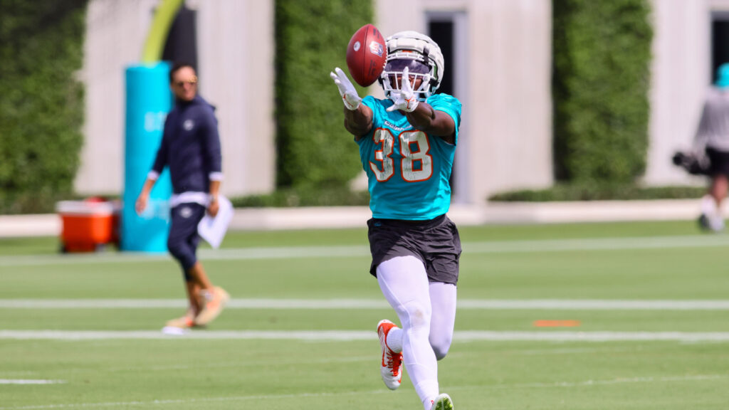 Texans Sign Five Players To Practice Squad