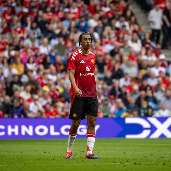 United's players offer support for Yoro