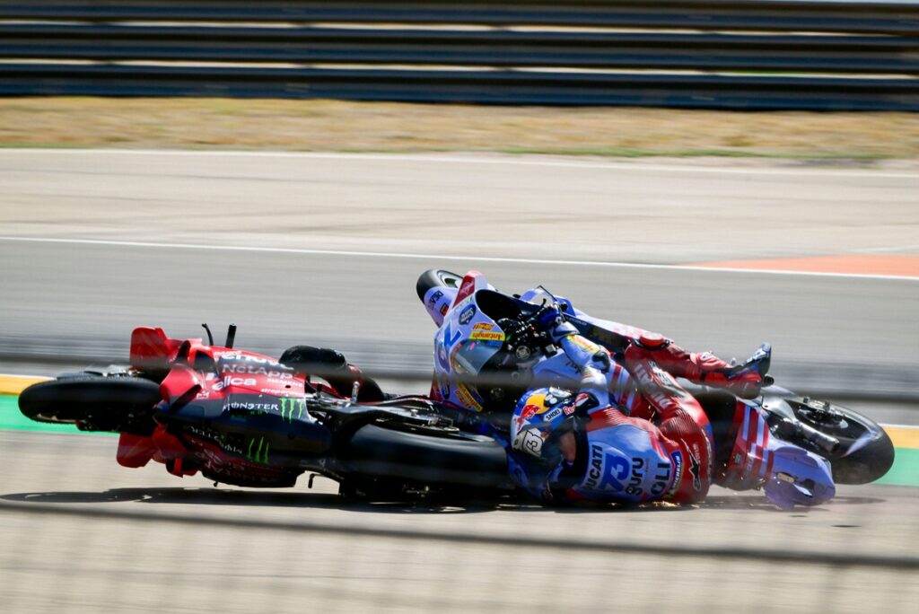 Bagnaia furious with Alex Marquez: “He didn't stop accelerating until he threw me off”