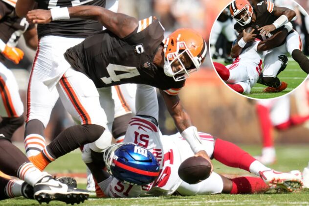 Giants’ defensive curveball leads to relentless pounding of Deshaun Watson