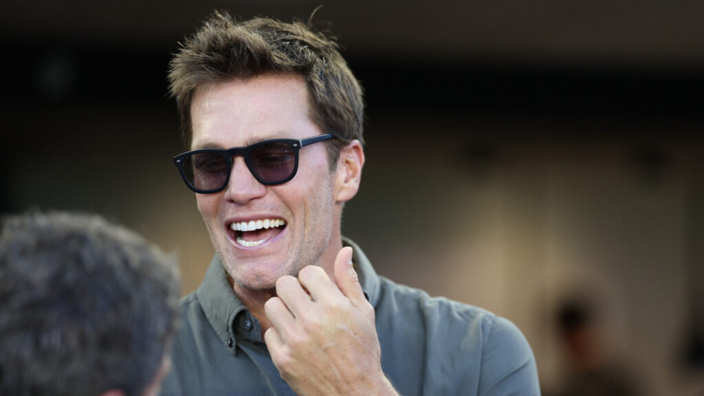 Insider expands on Tom Brady possibly choosing between Fox, Raiders ownership