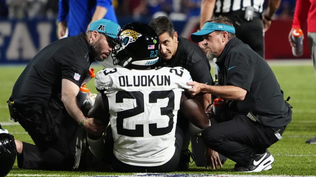 Jaguars put standout LB Foyesade Oluokun (foot) on IR