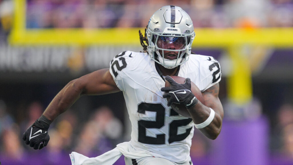Raiders Running Back Named NFLPA Week 4 Community MVP