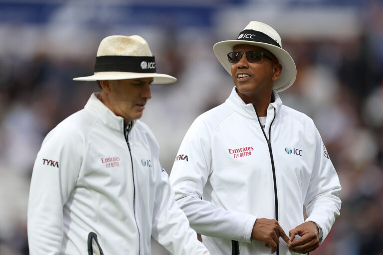 'That's playing cricket in England' - Duckett defends umpires' light call
