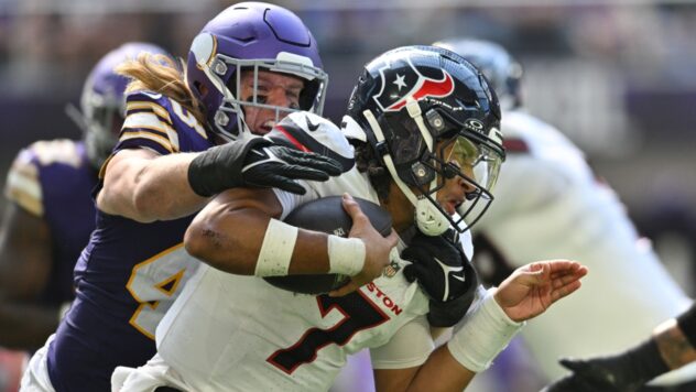 Vikings vault to 3-0 with rout of Texans