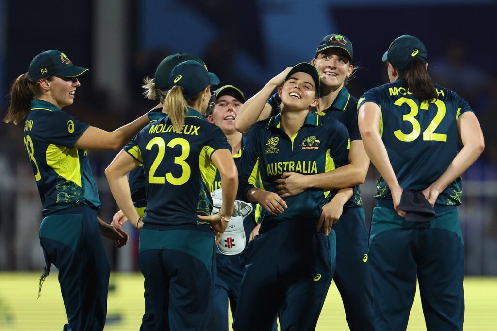 Australia clinch thriller to book yet another semi-final; India on the brink
