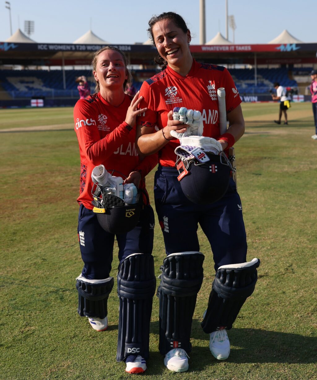 England blow Scotland away to get to the top of Group B (for now)