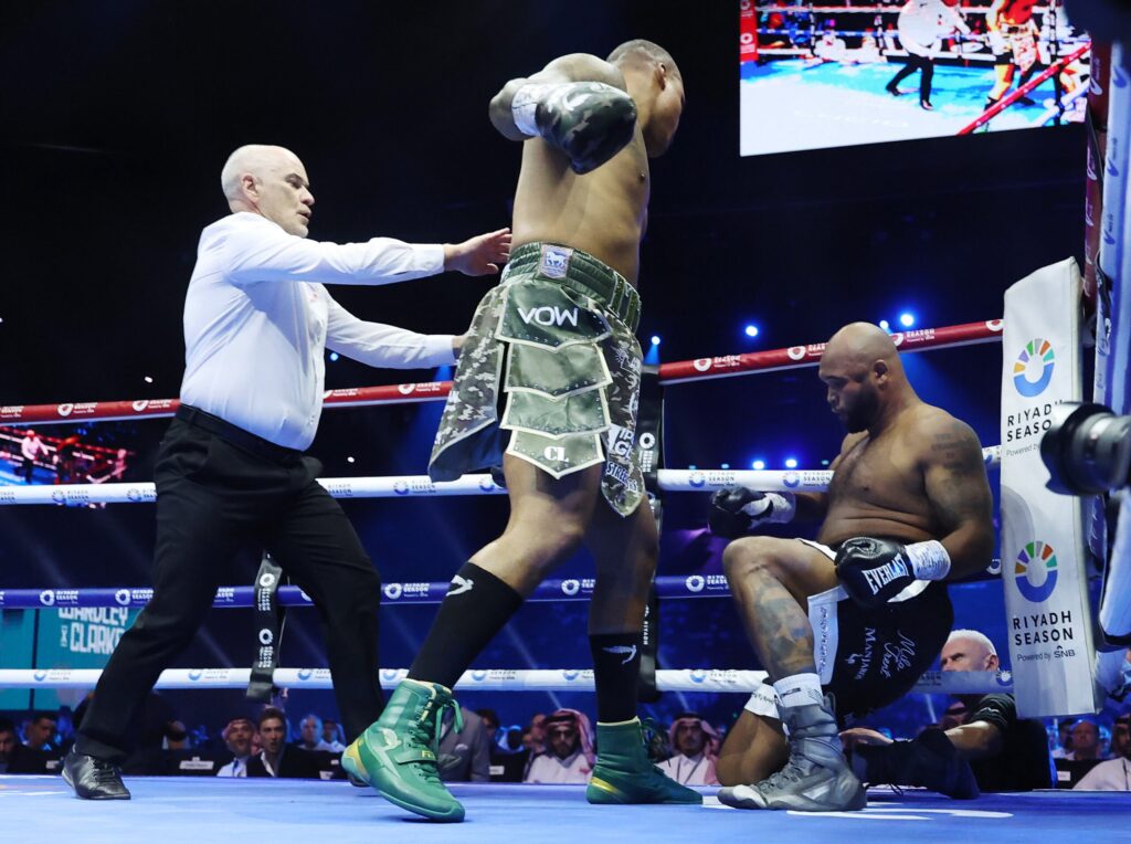 Fabio Wardley knocks out Frazer Clarke in round one