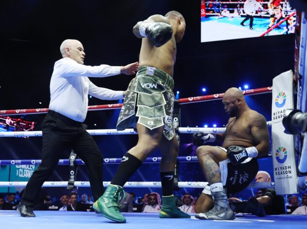 Fabio Wardley knocks out Frazer Clarke in round one